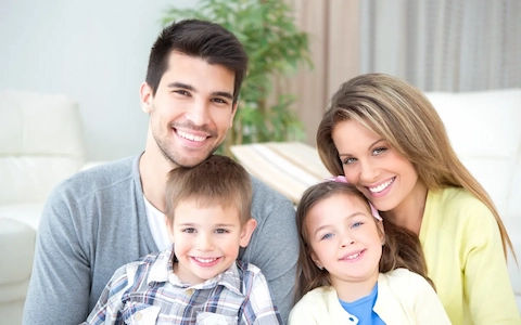 Familia sonriendo, protegida y segura