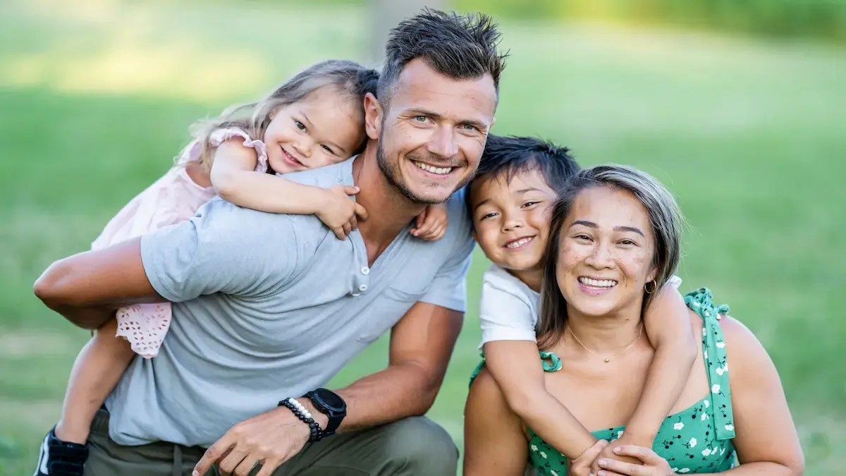 Una familia feliz divirtiéndose al aire libre