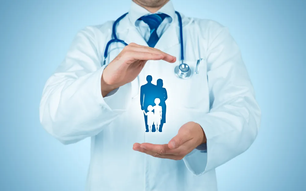 Doctor sosteniendo un modelo de corazón y seguro